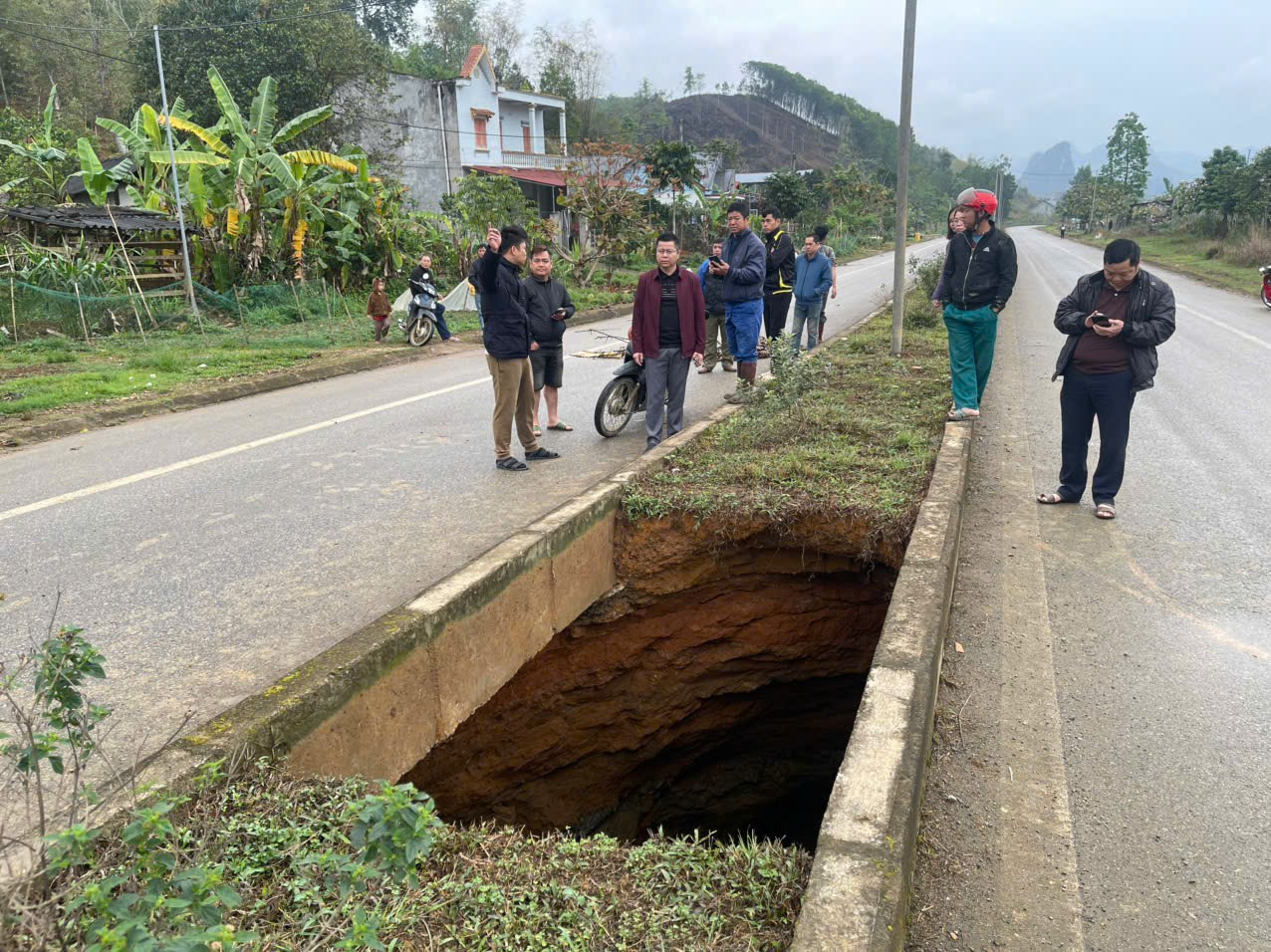 Hố sụt lún xuất hiện ngày 29/3 trên quốc lộ 3B đoạn qua xã Kim Lư. Hố sụt lún xuất hiện ngày 29/3 trên quốc lộ 3B đoạn qua xã Kim Lư.