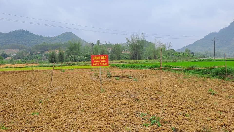 Chính quyền căng dây, cắm biển cảnh báo nguy hiểm. Chính quyền căng dây, cắm biển cảnh báo nguy hiểm.