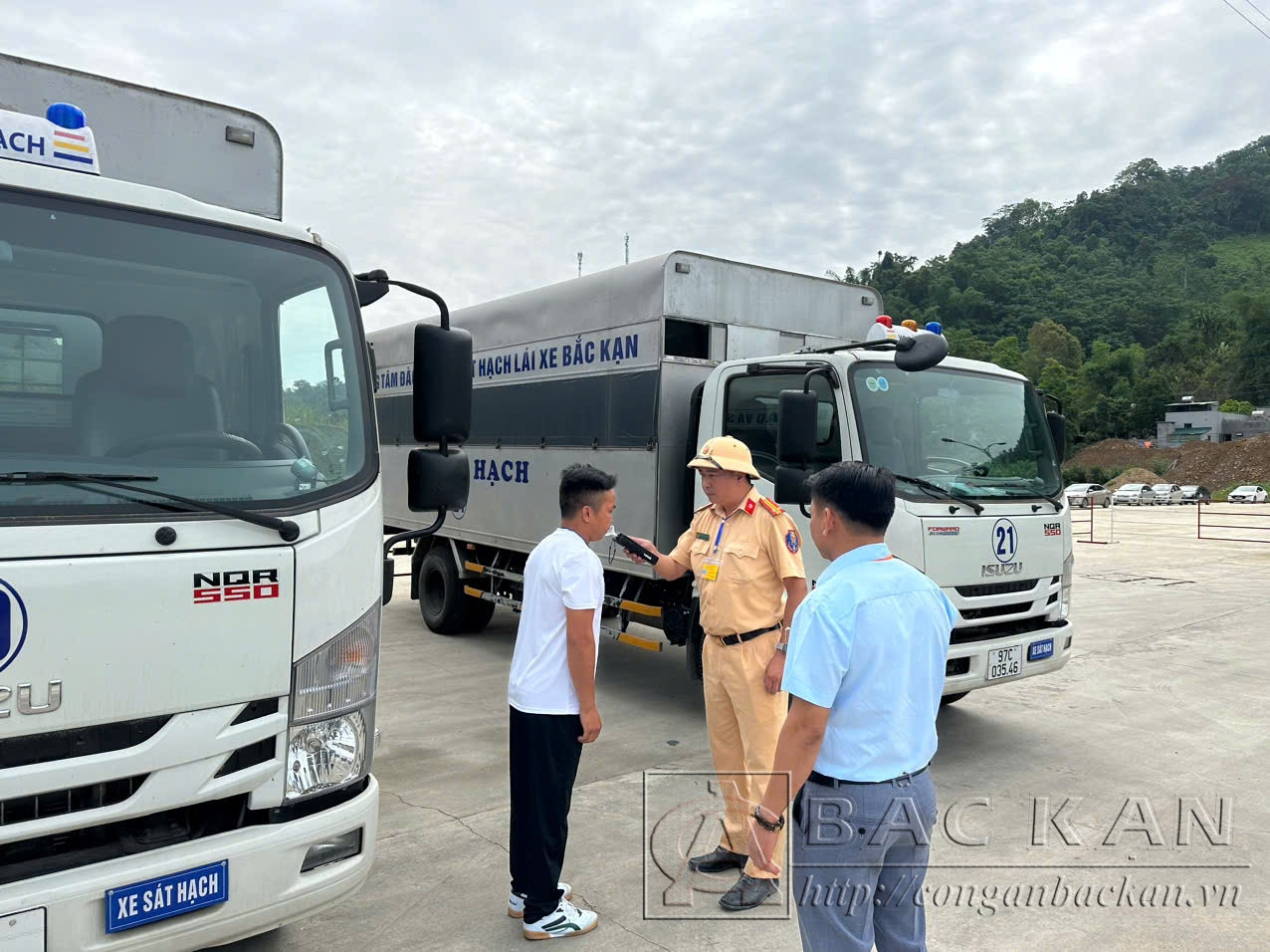 Các sát hạch viên kiểm tra điều kiện dự thi của học viên. Các sát hạch viên kiểm tra điều kiện dự thi của học viên.