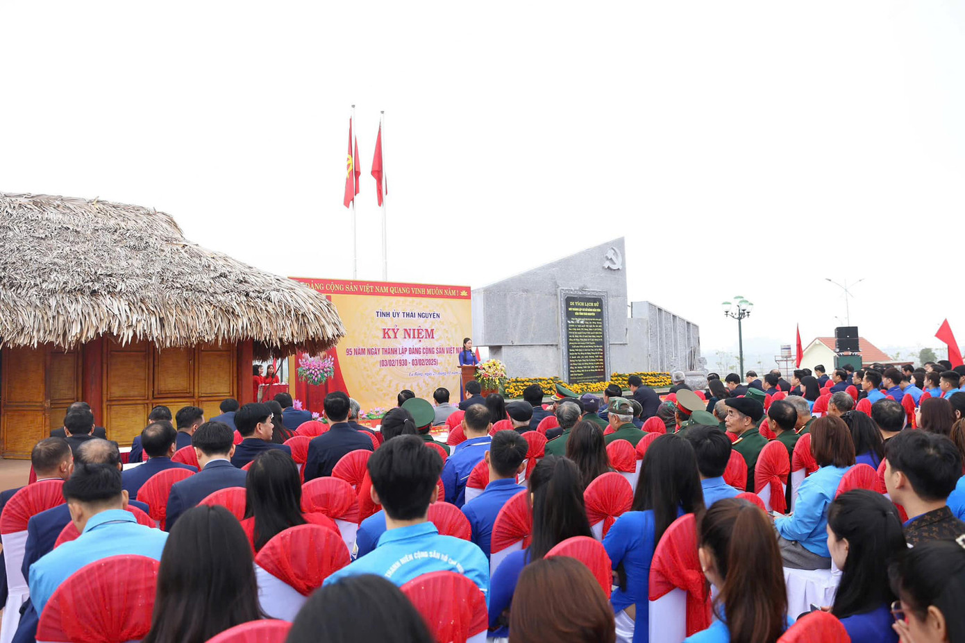 Quang cảnh buổi lễ kỷ niệm. Quang cảnh buổi lễ kỷ niệm.