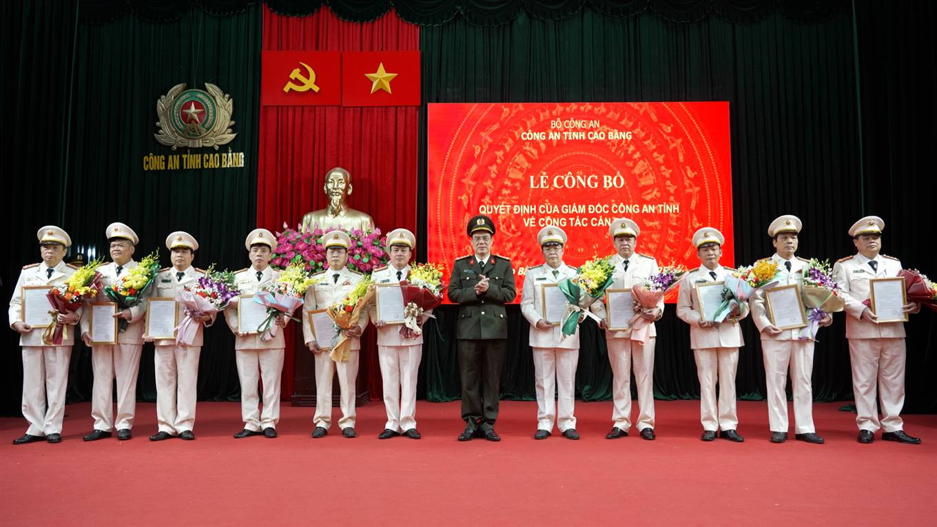 Đại tá Vũ Hồng Quang - UVBTV Tỉnh ủy, Giám đốc Công an tỉnh trao quyết định nghỉ công tác hưởng chế độ hưu trí cho 24 đồng chí lãnh đạo cấp Phòng và tương đương.