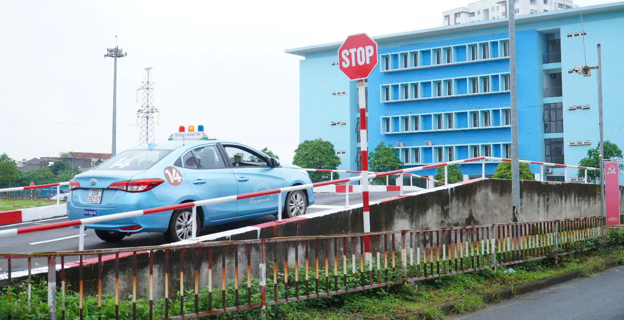 Đề ba lên dốc là một trong những nội dung khó ở phần thi sa hình. Đề ba lên dốc là một trong những nội dung khó ở phần thi sa hình.