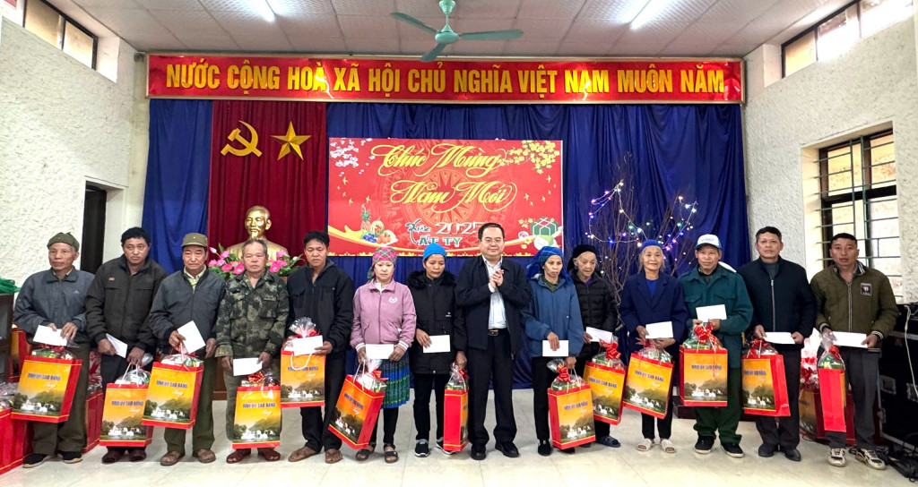 Bí thư Tỉnh ủy Cao Bằng Quản Minh Cường tặng quà các hộ gia đình có hoàn cảnh khó khăn xã Trường Hà, huyện Hà Quảng.
