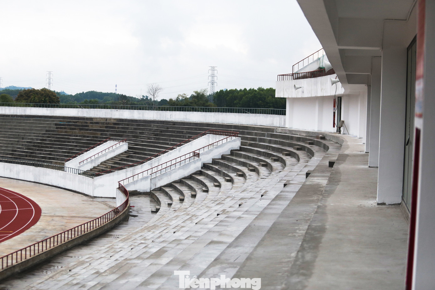 Bên trong sân, khán đài đã cơ bản đã thành hình. Các vị trí lắp ghế ngồi, sơn sửa, lắp mái che dự kiến sớm được triển khai để đảm bảo tiến độ dự án.