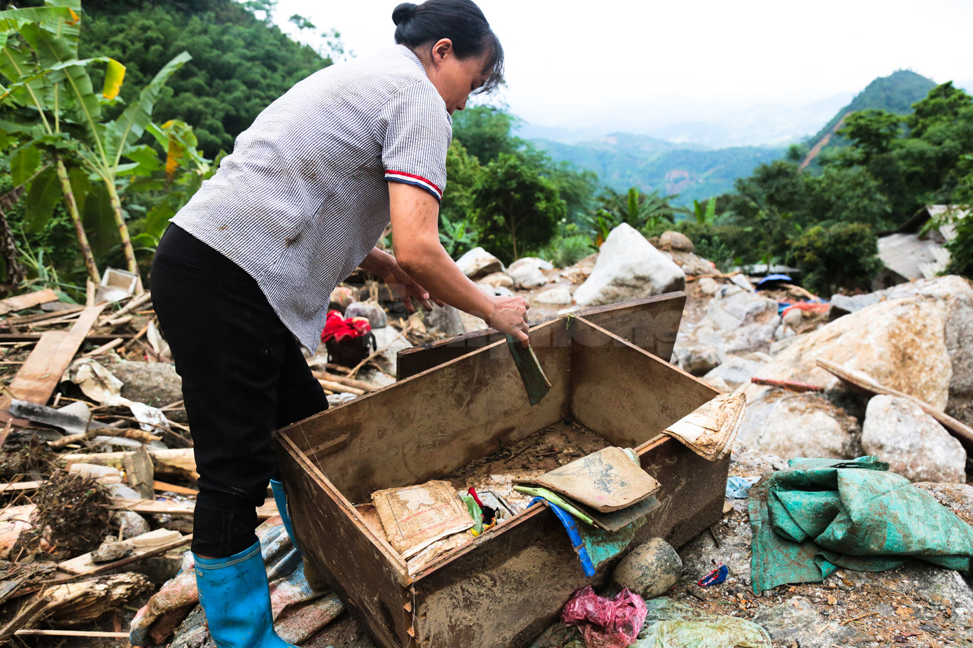 Khi trò chuyện với phóng viên, chị Dương không giấu được nỗi buồn khi gia đình người chị cả có bố mẹ đẻ, hai vợ chồng, 3 người con thì nay chồng và mẹ bị lũ làm tử vong, bố, chị cả và một cháu nằm viện điều trị. May mắn 2 cháu nhỏ chạy thoát khỏi cơn lũ dữ.