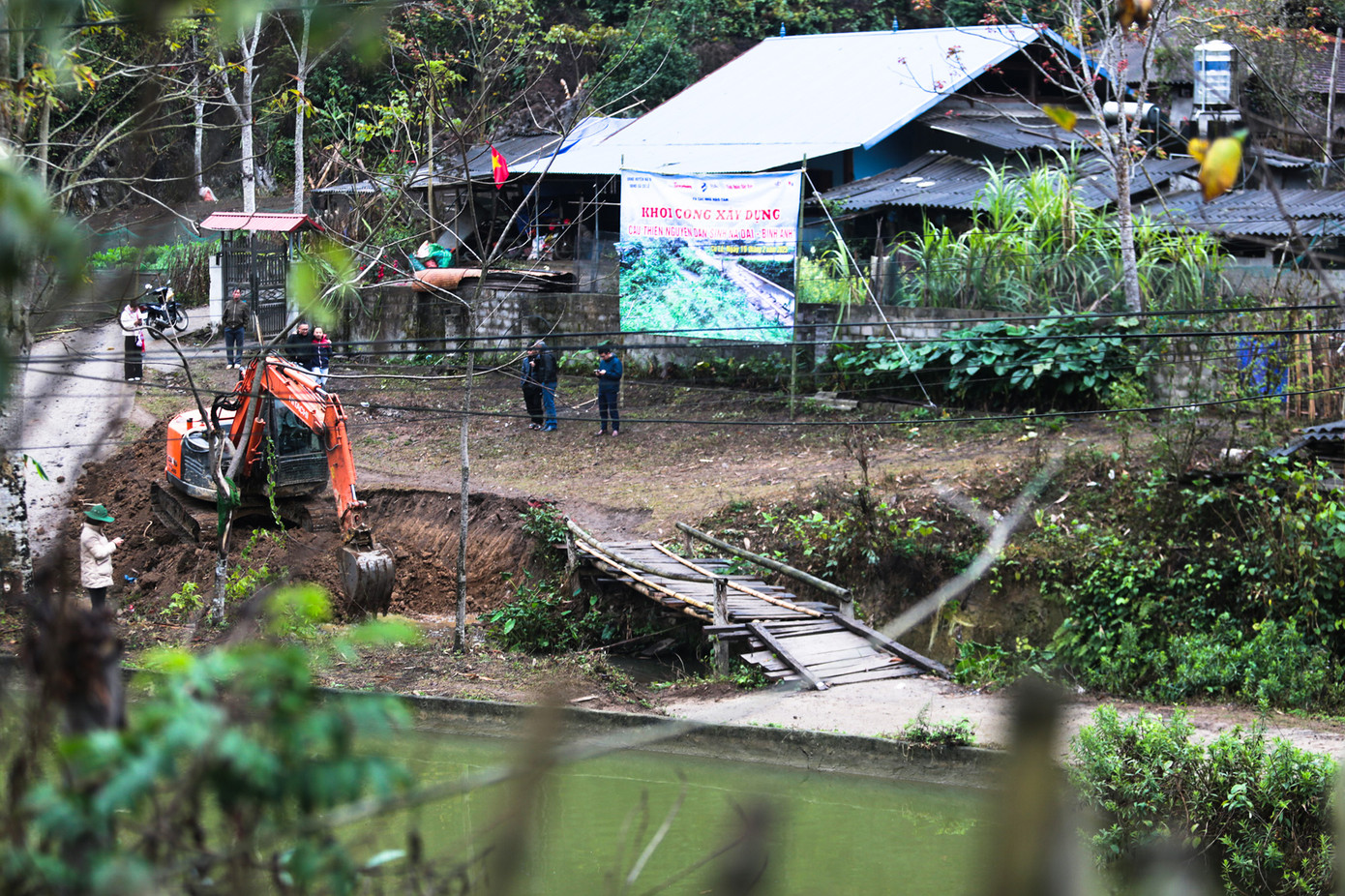 Cây cầu dân sinh chuẩn bị xây dựng thay thế cầu tạm bằng ván, tre nứa. Ảnh: Hân Nguyễn.