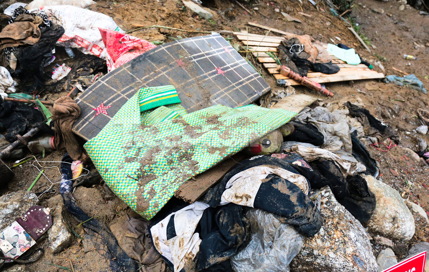 Chăn, chiếu, quần áo vẫn còn dính lẫn bùn đất.