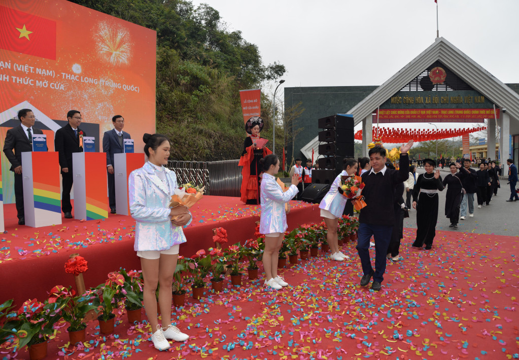 Mở cửa chính thức cửa khẩu Lý Vạn - Thạc Long. Ảnh: Báo Cao Bằng. Mở cửa chính thức cửa khẩu Lý Vạn - Thạc Long. Ảnh: Báo Cao Bằng.