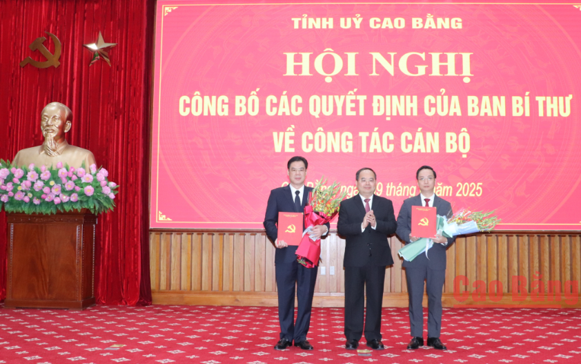 Bí thư Tỉnh ủy Cao Bằng Quản Minh Cường (giữa) trao quyết định và tặng hoa các đồng chí nhận nhiệm vụ mới. Bí thư Tỉnh ủy Cao Bằng Quản Minh Cường (giữa) trao quyết định và tặng hoa các đồng chí nhận nhiệm vụ mới.