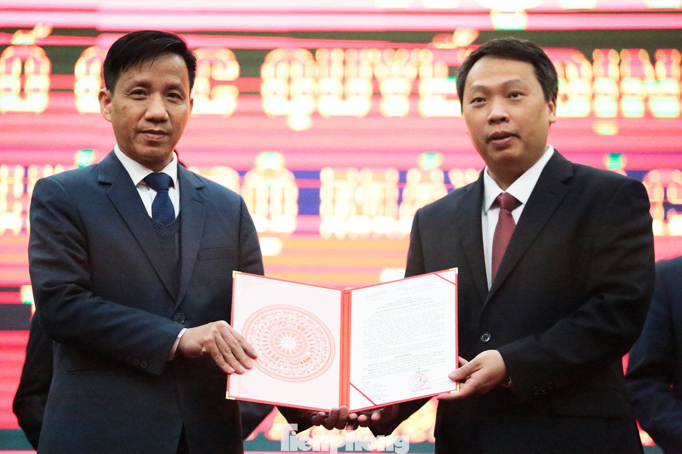 Ông Đặng Văn Huy (trái) giữ chức vụ giám đốc Sở Nông nghiệp và Môi trường tỉnh Thái Nguyên. Ảnh: Hân Nguyễn. Ông Đặng Văn Huy (trái) giữ chức vụ giám đốc Sở Nông nghiệp và Môi trường tỉnh Thái Nguyên. Ảnh: Hân Nguyễn.