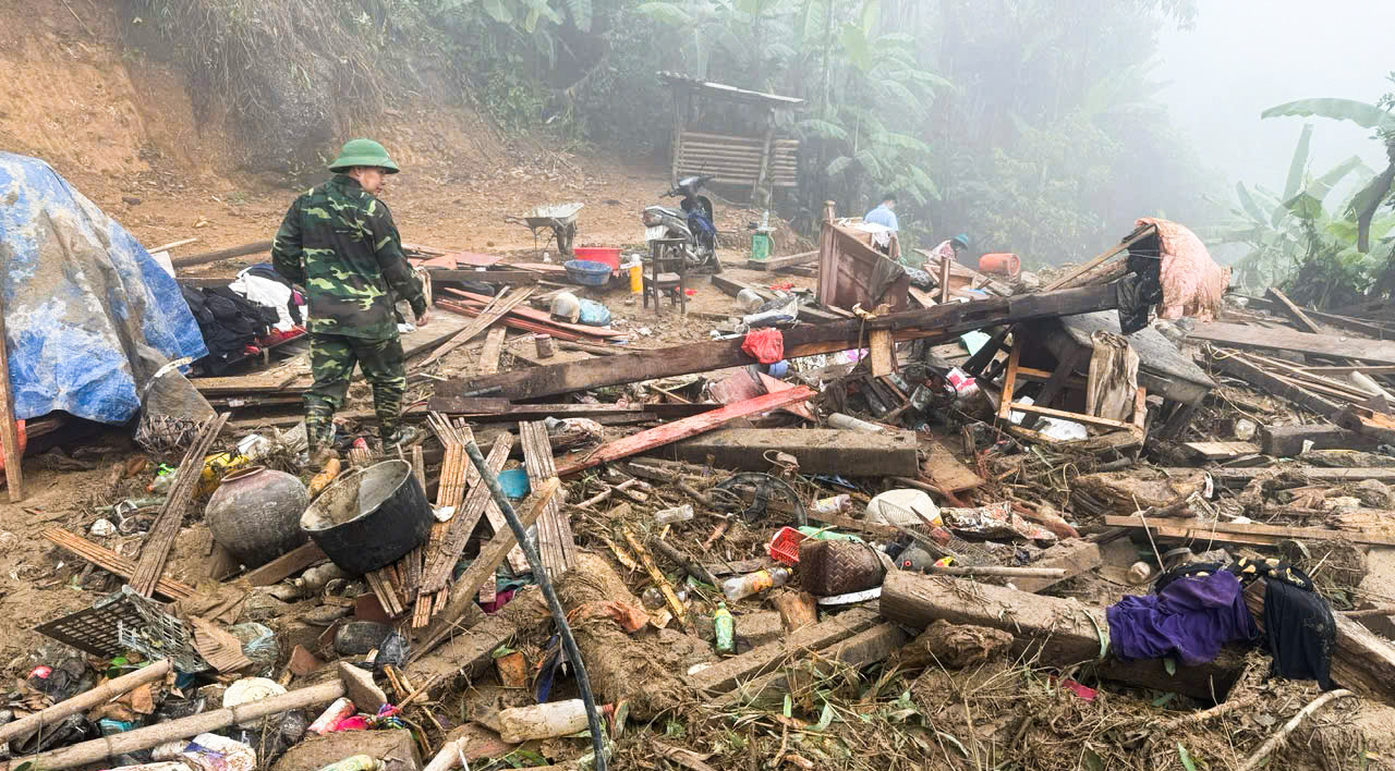 Chính quyền địa phương cùng lực lượng công an, quân đội nhanh chóng có mặt triển khai các biện pháp tìm kiếm, cứu hộ, cứu nạn và hỗ trợ người dân bị thiên tai.