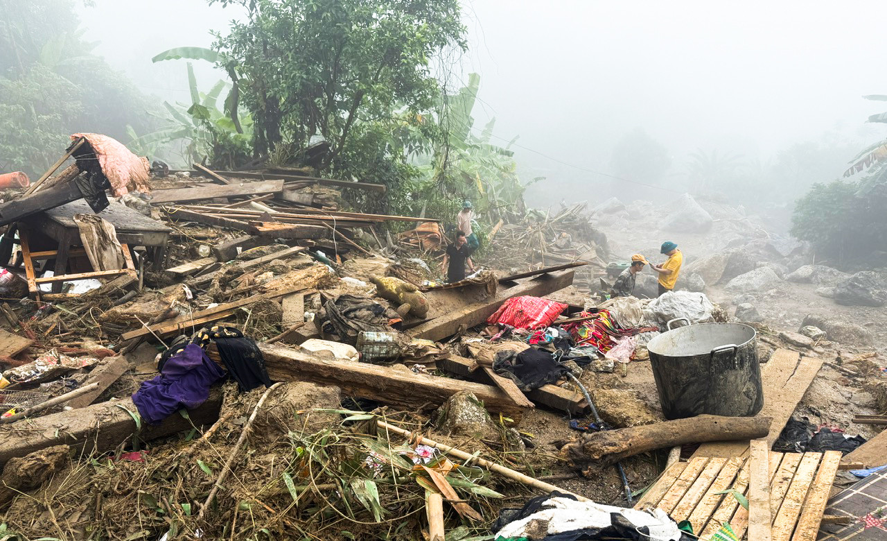 Tại hiện trường nơi xảy ra vụ lũ quét, sạt lở đất, nhiều ngôi nhà bị đất đá vùi lấp.