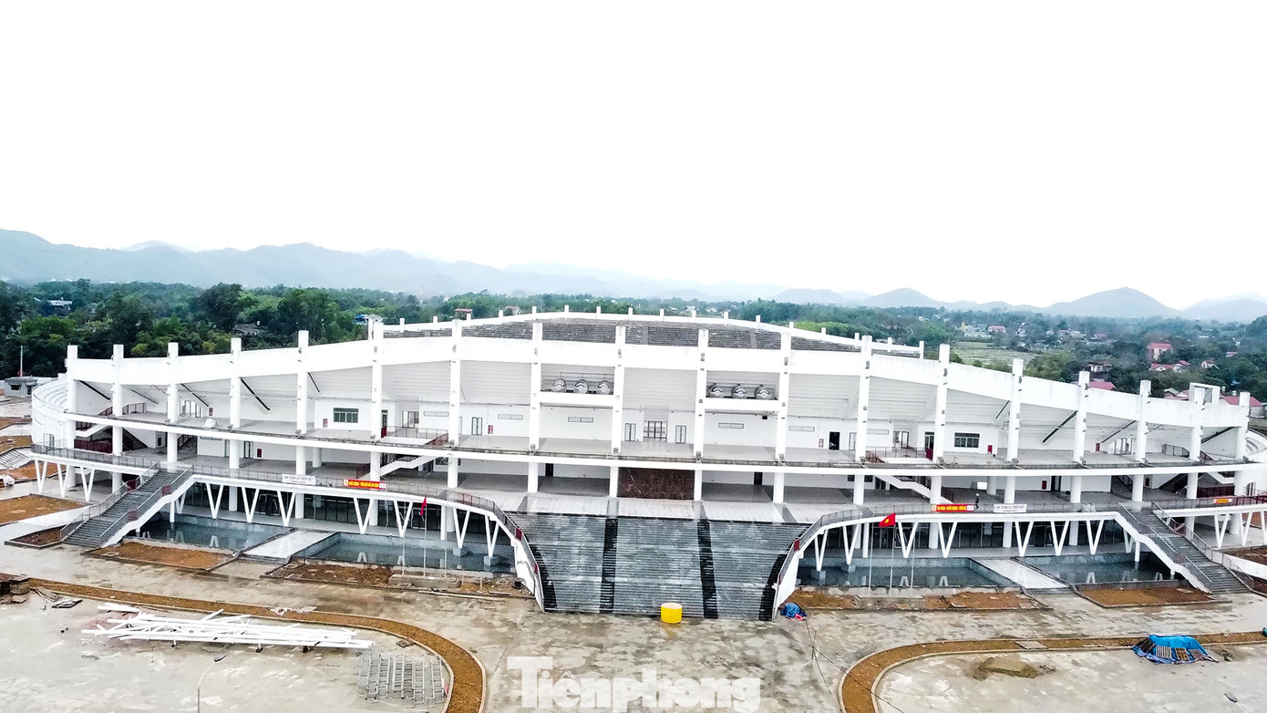 Khán đài quy mô 22.000 chỗ ngồi, gồm: Khán đài A, B (15.000 chỗ ngồi) có mái che; khán đài C, D (5.000 chỗ ngồi).