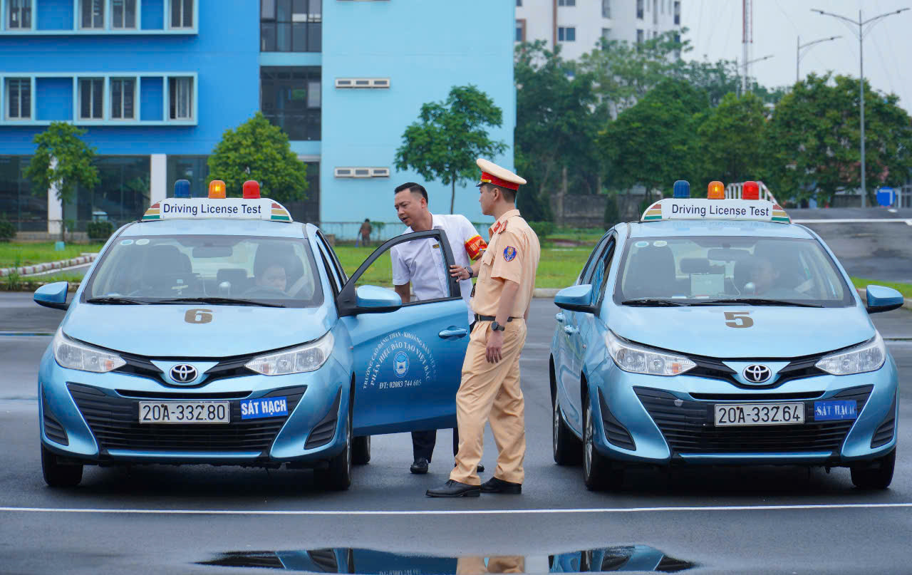 Cán bộ coi thi kiểm tra xe trước khi thí sinh thực hiện phần thi sa hình. Cán bộ coi thi kiểm tra xe trước khi thí sinh thực hiện phần thi sa hình.