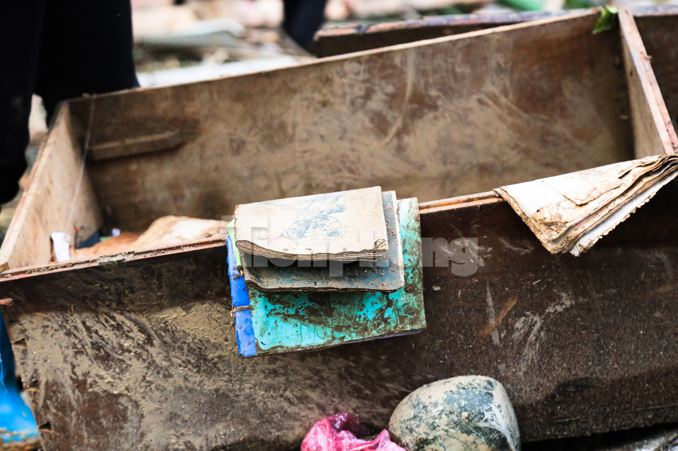 Những kỷ vật là các cuốn sổ ghi chép dù được cất trong thùng gỗ nhưng sau lũ đã dính nước và bùn đất.