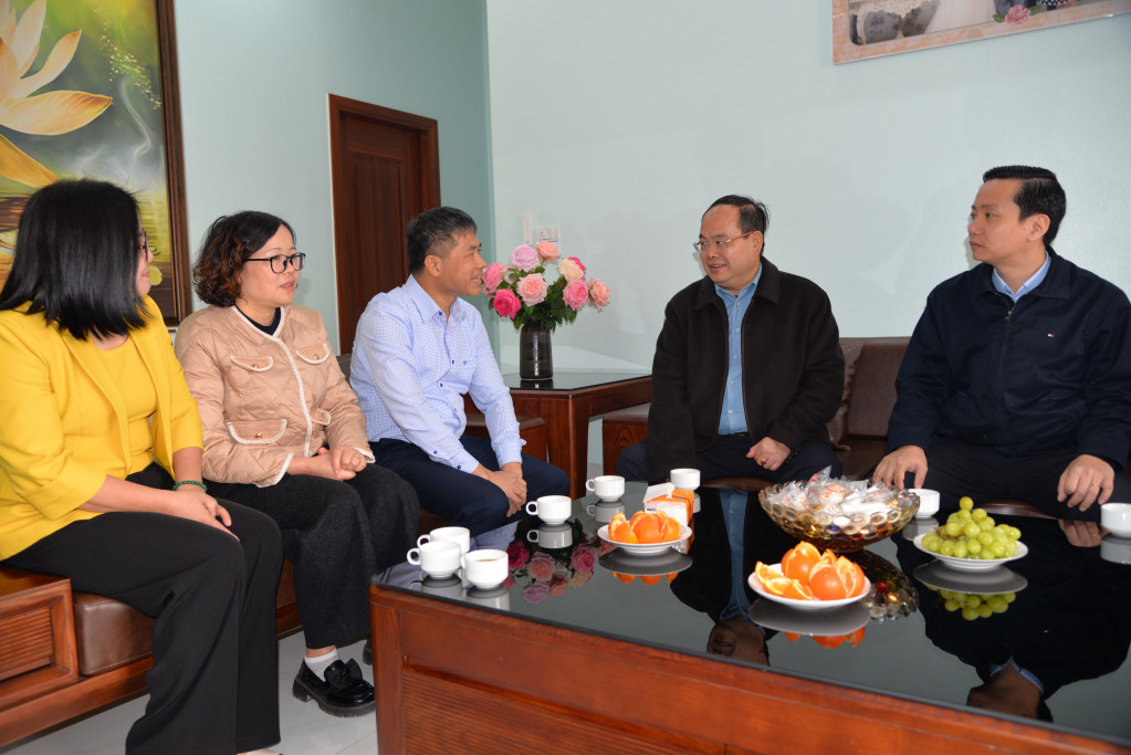 Bí thư Tỉnh ủy Cao Bằng Quản Minh Cường thăm gia đình ông Nông Văn Thánh - cháu nội đồng chí Nông Văn Đô. Ảnh: Báo Cao Bằng. Bí thư Tỉnh ủy Cao Bằng Quản Minh Cường thăm gia đình ông Nông Văn Thánh - cháu nội đồng chí Nông Văn Đô. Ảnh: Báo Cao Bằng.