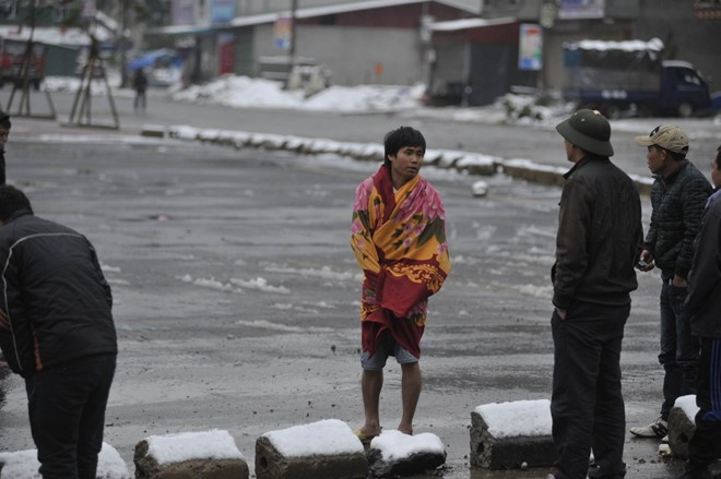 Tuyết rơi bất ngờ khiến cuộc sống của nhiều người bị đảo lộn. Nhiều người quấn chăn ra đường. Tuyết rơi bất ngờ khiến cuộc sống của nhiều người bị đảo lộn. Nhiều người quấn chăn ra đường. Bài viết: http://news.zing.vn/Khach-du-lich-do-xo-len-Sa-Pa-trong-tuyet-trang-post377656.html#home_featured.noibat Nguồn Zing News