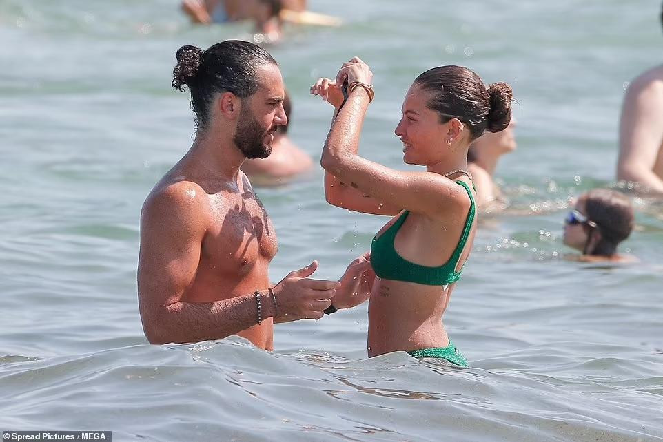 Cánh săn ảnh ghi lại được nhiều khoảnh khắc vui vẻ, ngọt ngào giữa người mẫu 21 tuổi và nam diễn viên 25 tuổi.