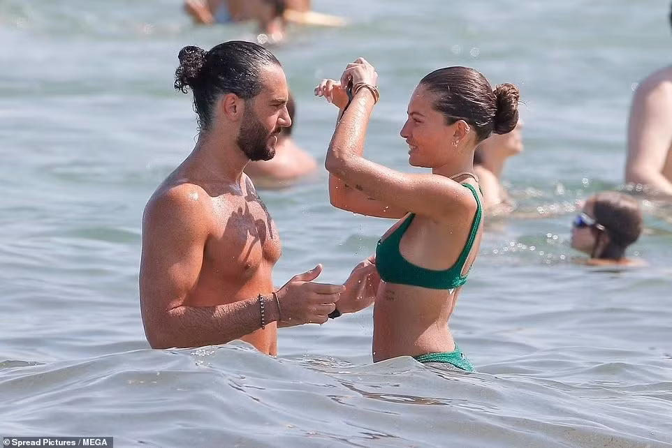 Cánh săn ảnh ghi lại được nhiều khoảnh khắc vui vẻ, ngọt ngào giữa người mẫu 21 tuổi và nam diễn viên 25 tuổi.