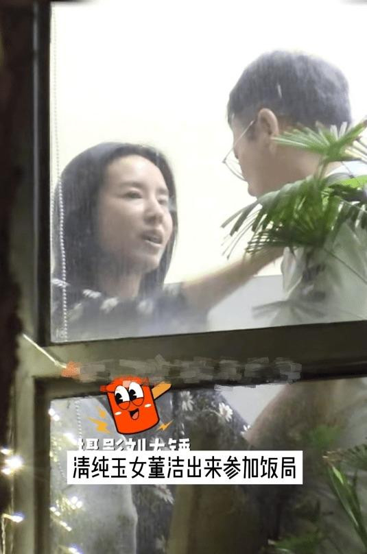 Đổng Khiết trò chuyện riêng với một người đàn ông bí ẩn. Đổng Khiết trò chuyện riêng với một người đàn ông bí ẩn.