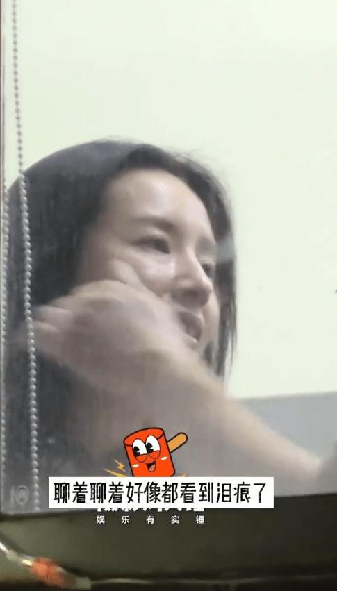 Người đàn ông còn lau nước mắt giúp người đẹp. Người đàn ông còn lau nước mắt giúp người đẹp.