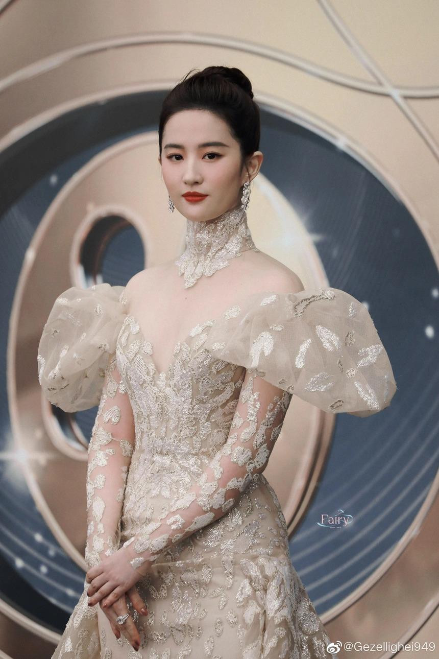 Tối 14/8 diễn ra sự kiện &quot;Đêm hội Điện ảnh Weibo 2022&quot; với sự góp mặt của dàn sao hạng A Trung Quốc. Trong đó, nổi bật nhất không ai khác chính là &quot;thần tiên tỷ tỷ&quot; Lưu Diệc Phi.