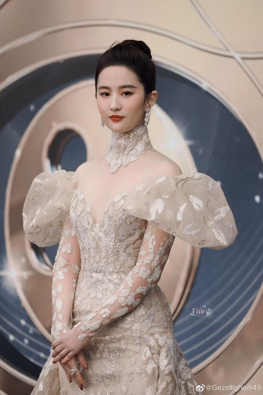 Tối 14/8 diễn ra sự kiện "Đêm hội Điện ảnh Weibo 2022" với sự góp mặt của dàn sao hạng A Trung Quốc. Trong đó, nổi bật nhất không ai khác chính là "thần tiên tỷ tỷ" Lưu Diệc Phi.