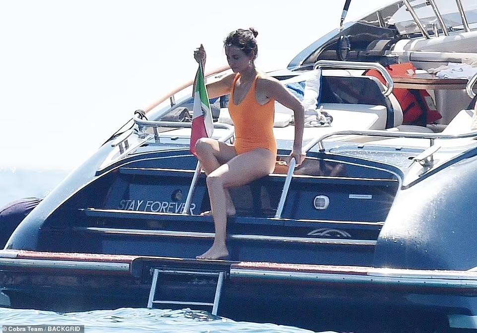 Penelope nổi tiếng thế giới qua vai trò diễn viên. Bản thân cô cũng chưa từng nghĩ đến chuyện ca hát cho đến khi đạo diễn Rob Marshall thuyết phục cô tham gia vở nhạc kịch &quot;Nine&quot; vào năm 2009.