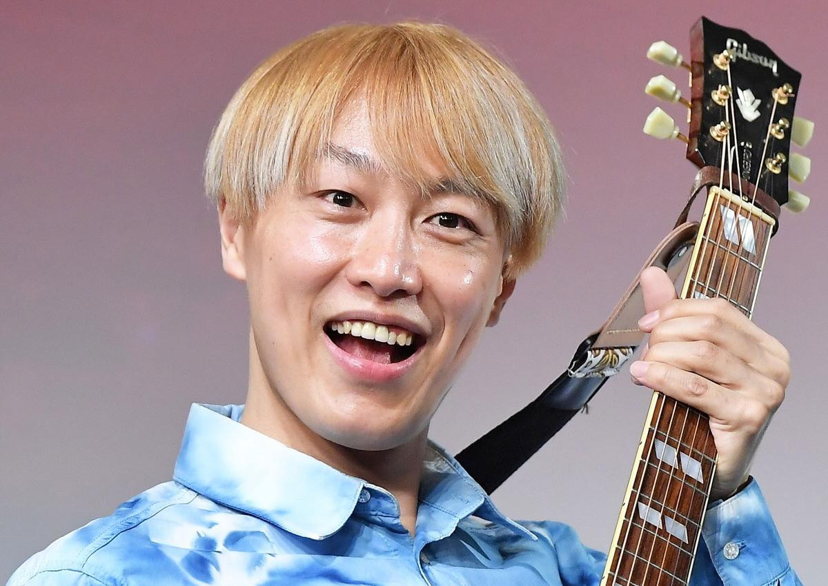 Shinichi bị chỉ trích vì đời tư hỗn loạn.