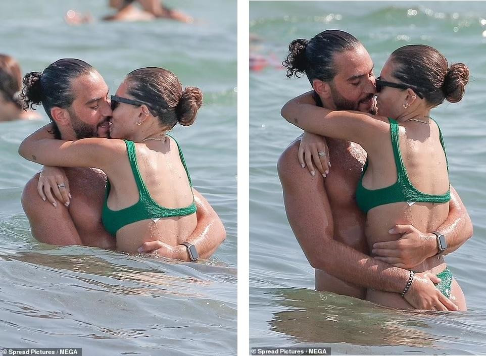 Họ thoải mái ôm hôn nồng cháy khi đang tắm biển ở nơi công cộng.