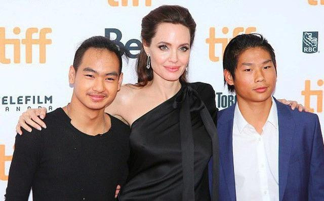 Angelina Jolie thuê Maddox và Pax Thiên làm trợ lý đạo diễn.