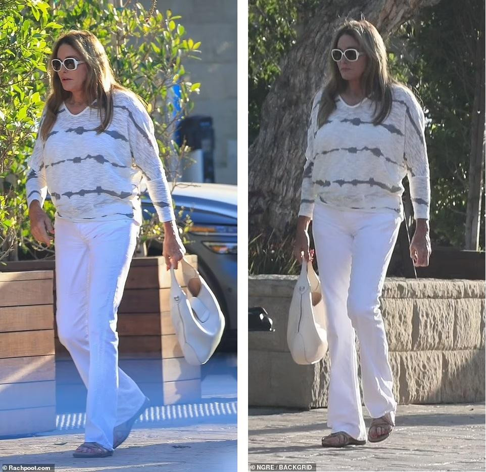 Trong khi đó, người bố chuyển giới của Kendall và Kylie, bà Caitlyn Jenner, lại ăn bận khá tuềnh toàng.