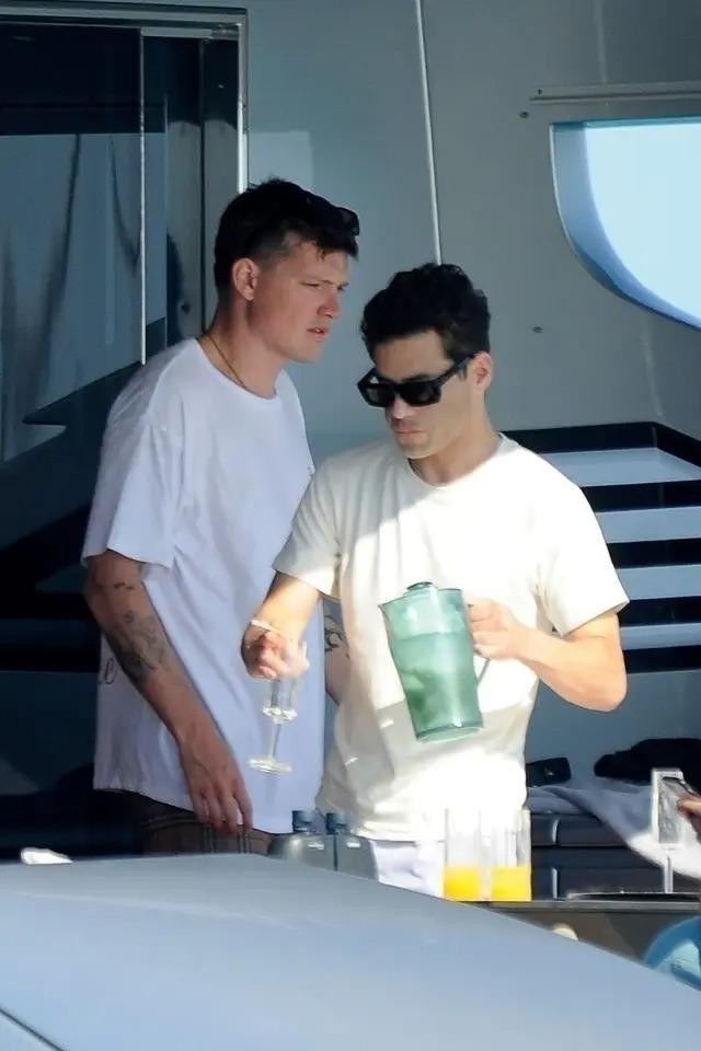 Xuất hiện trên cùng du thuyền cùng mỹ nhân "Sói già phố Wall" là tài tử Mỹ - Ai Cập Rami Malek. Anh không tắm biển mà ở trên du thuyền thưởng thức đồ uống và trò chuyện với bạn bè.