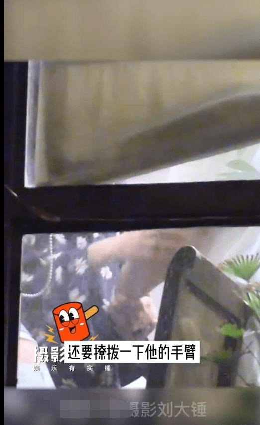 Sau khi người phụ nữ rời đi, Đổng Khiết nắm tay người đàn ông không rời. Sau khi người phụ nữ rời đi, Đổng Khiết nắm tay người đàn ông không rời.