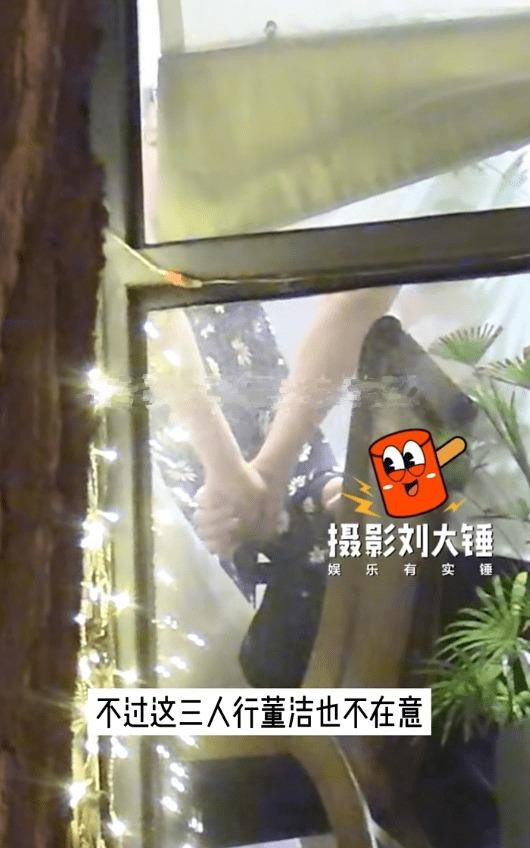 Người đàn ông nắm chặt tay một phụ nữ khác. Người đàn ông nắm chặt tay một phụ nữ khác.