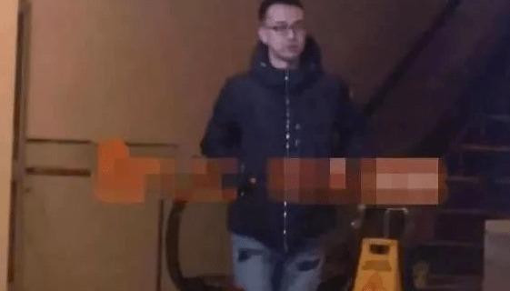 Người này cũng đeo kính giống người ôm nữ diễn viên trong bữa tiệc. Người này cũng đeo kính giống người ôm nữ diễn viên trong bữa tiệc.