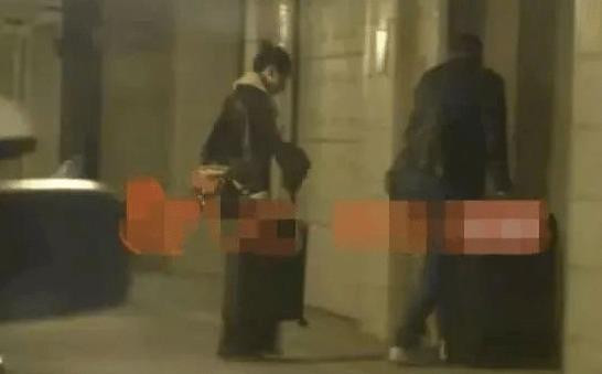 Đổng Khiết từng nhiều lần bị bắt gặp về nhà một người đàn ông bí ẩn. Đổng Khiết từng nhiều lần bị bắt gặp về nhà một người đàn ông bí ẩn.