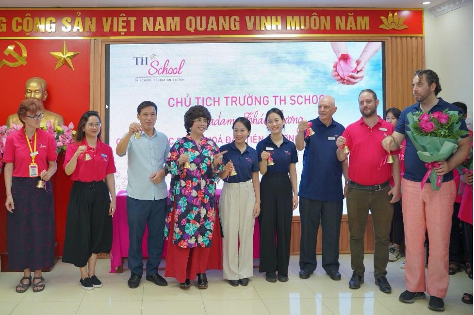 Rung chuông chào đón năm học mới. Đây là nghi thức truyền thống của TH School. Mỗi học sinh TH School khi bước vào trường, đều được phát một chiếc chuông nhỏ, và chiếc chuông ấy sẽ theo các em suốt cả quá trình học.