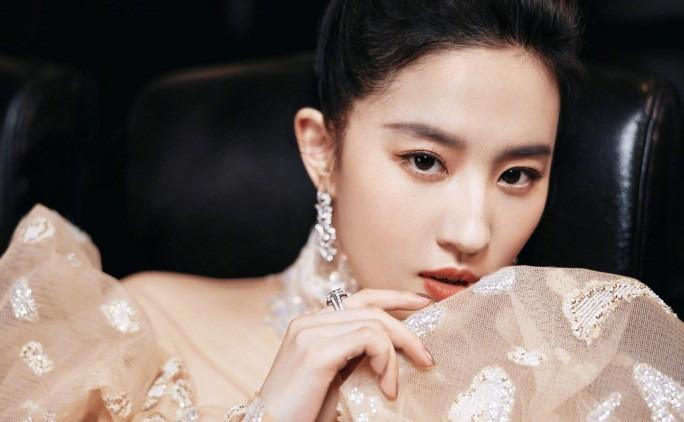 Hiện tại, Lưu Diệc Phi đang quay dự án mới là &quot;Đi đến nơi có gió&quot;, đóng cặp cùng Lý Hiện. Ngoài ra, cô cũng được cho là sẽ góp mặt trong phim cổ trang &quot;Trường lăng&quot;.