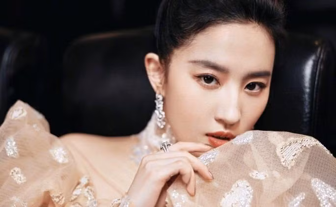 Hiện tại, Lưu Diệc Phi đang quay dự án mới là "Đi đến nơi có gió", đóng cặp cùng Lý Hiện. Ngoài ra, cô cũng được cho là sẽ góp mặt trong phim cổ trang "Trường lăng".