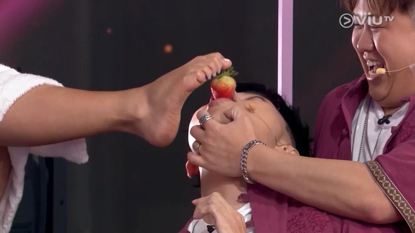Thí sinh được yêu cầu đút trái cây cho giám khảo bằng chân. Thí sinh được yêu cầu đút trái cây cho giám khảo bằng chân.