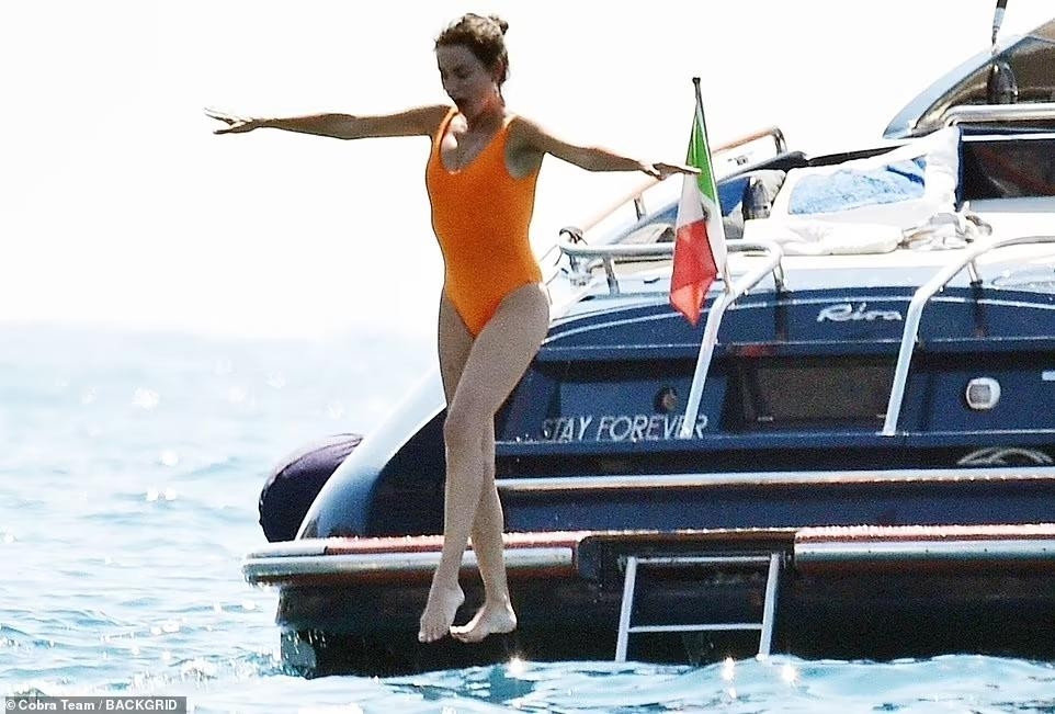 Penelope cũng phô bày được đôi chân thon nuột.