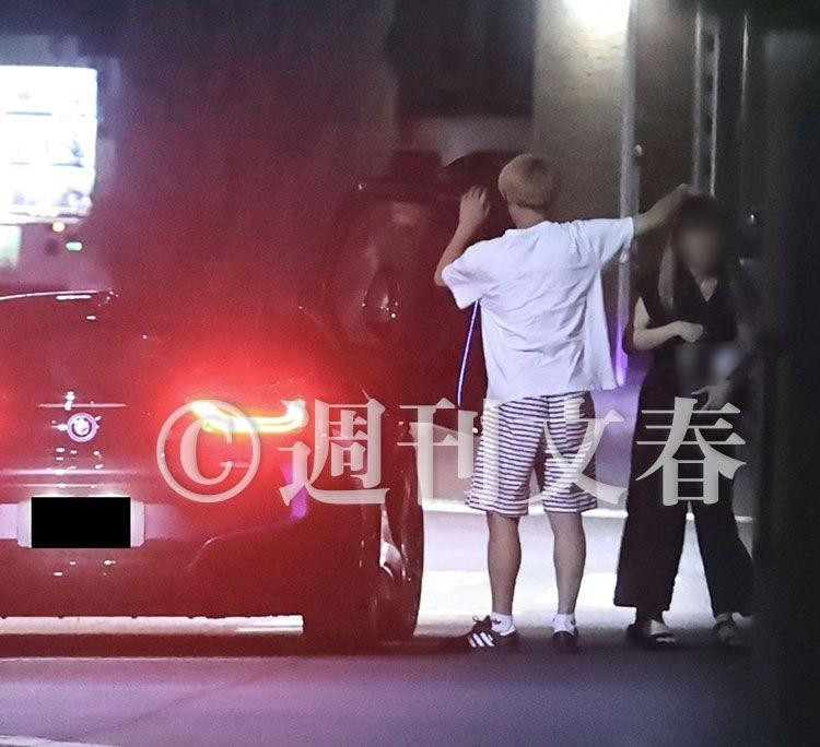 Shinichi bị bắt gặp đưa phụ nữ về nhà.