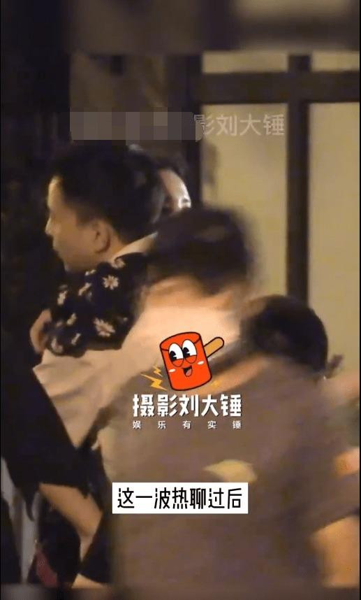 Hai người ôm chào tạm biệt nhau. Hai người ôm chào tạm biệt nhau.