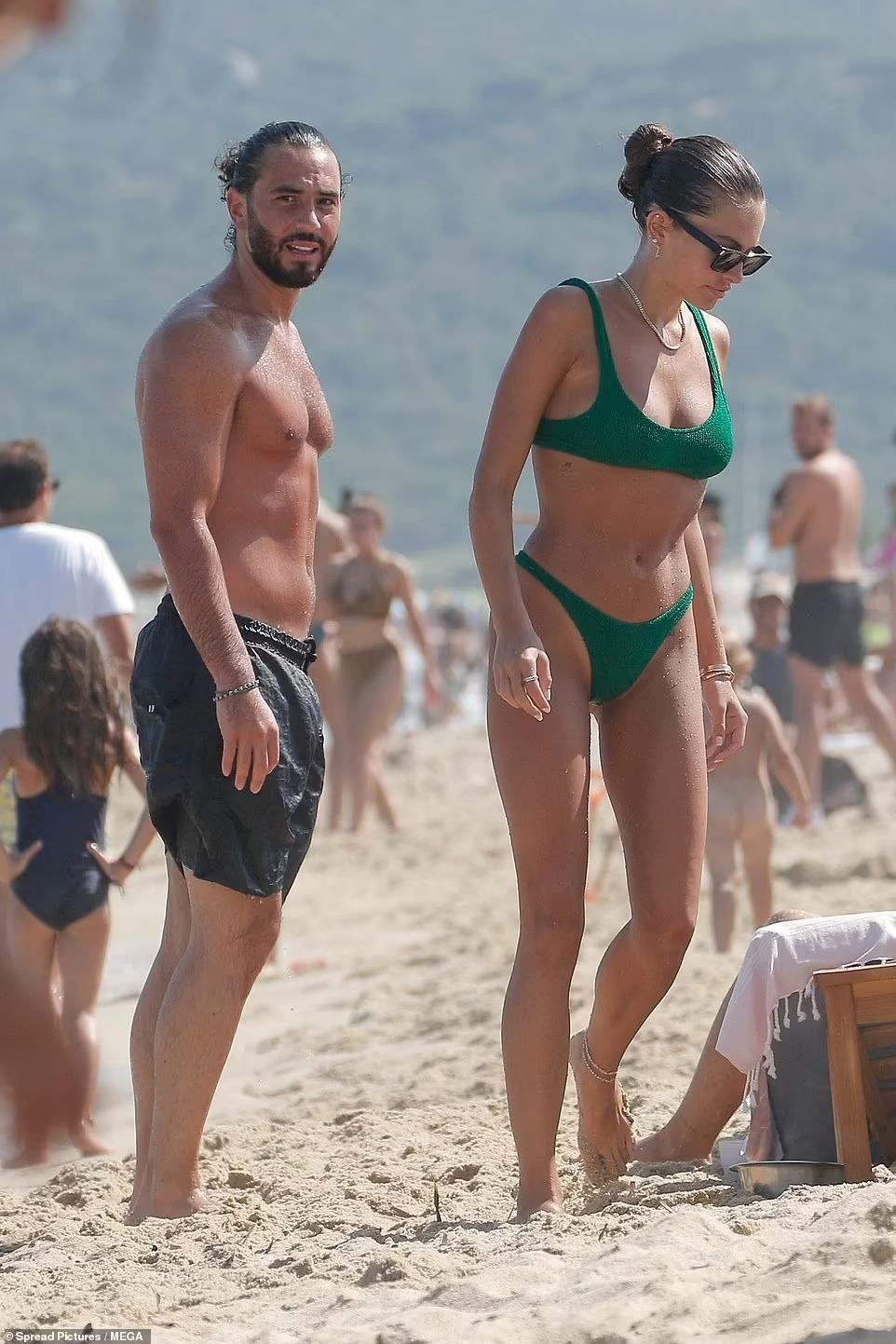 Bạn trai của Thylane cũng có thân hình nóng bỏng không kém. Để râu quai nón khiến anh trông già hơn tuổi thật nhưng mang đến vẻ bụi bặm, phong trần.