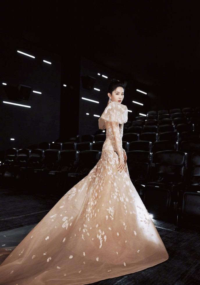 Danh tiếng khiến ngôi sao &quot;Thiên long bát bộ&quot; vướng phải loạt thị phi. Trong đó, ồn ào nhất là bị nghi ngờ chưa tốt nghiệp cấp 3 ở Mỹ, &quot;đi cửa sau&quot; để vào Học viện Điện ảnh Bắc Kinh. Tuy nhiên, cô đã được chính trường lên tiếng minh oan.