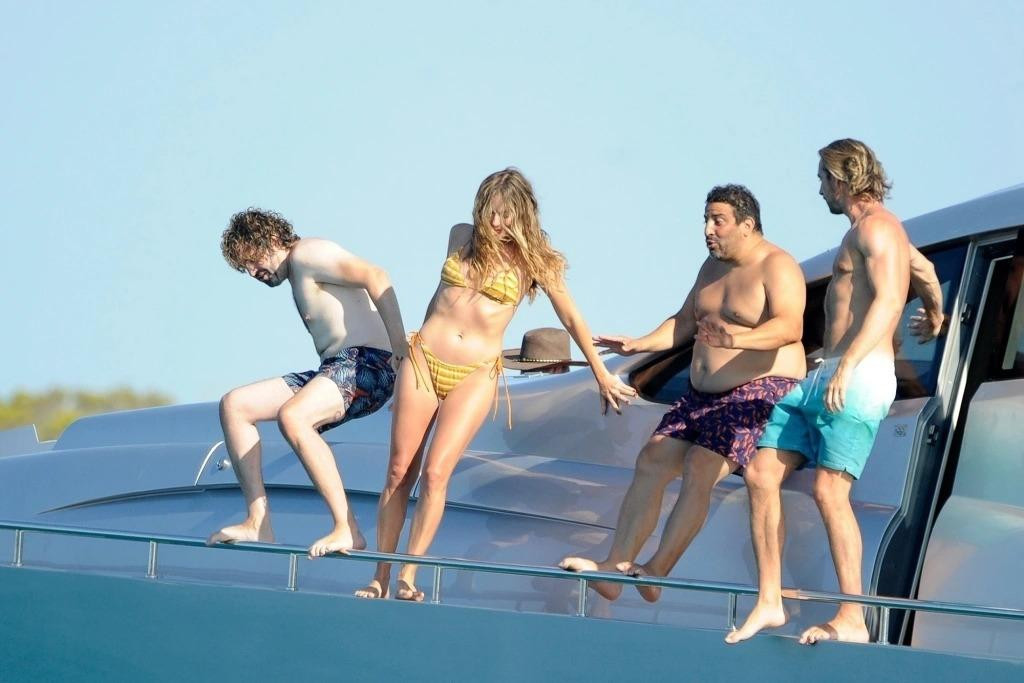 Mới đây, Margot Robbie và chồng Tom Ackerley được nhìn thấy đi nghỉ trên du thuyền ở ngoài khơi bờ biển Formentera, Tây Ban Nha.