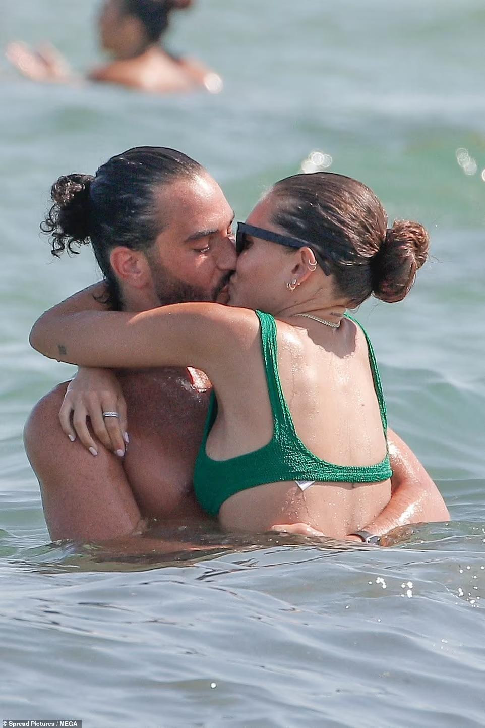 Sau hai năm, tình cảm của bộ đôi "trai tài - gái sắc" ngày càng bền chặt.