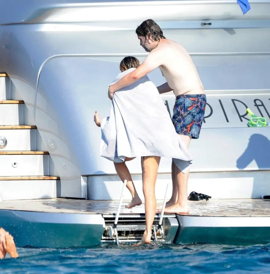 Trong phim, "bạn gái Joker" vào vai búp bê Mattel mang tính biểu tượng từ năm 1959. Bạn diễn của cô là tài tử "La La Land" Ryan Gosling trong vai búp bê Ken.