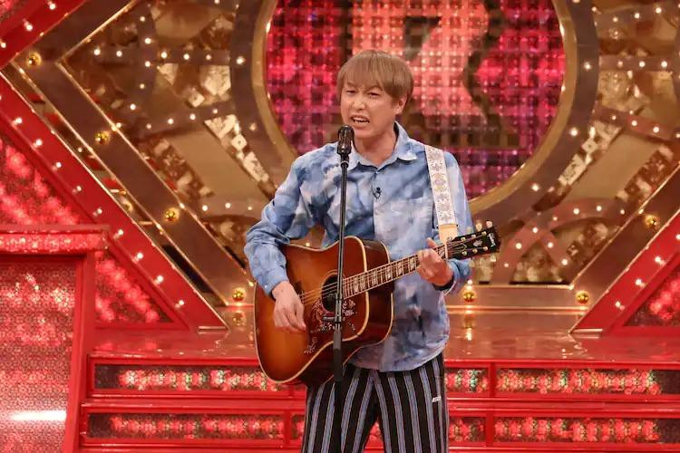 Shinichi là quán quân cuộc thi hài “R-1 Grand Prix”.